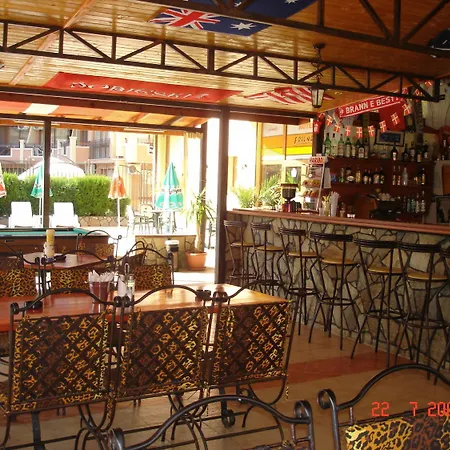 Хотел семеен приятели 3*