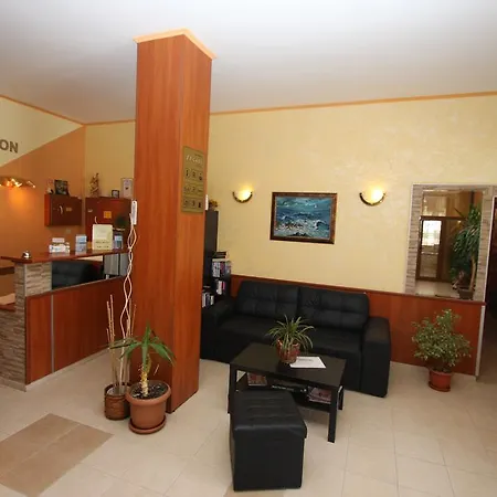 Хотел семеен приятели