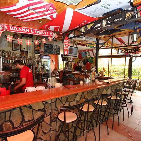 Хотел семеен приятели