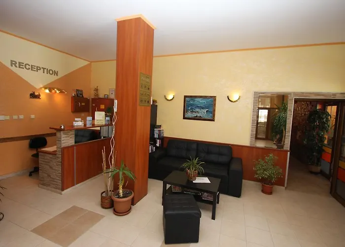 Hotel Friends Family